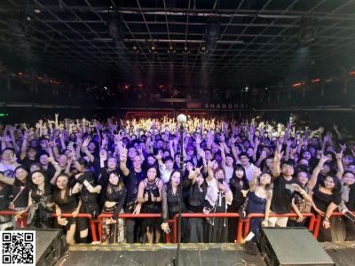 Shanghai
Heute Abend durften wir zum achten Mal in Shanghai spielen - was für ein Fest, was für ein Abend! Und dann singt Shanghai "Der Morgen danach"! 
★★★
Tonight we could play in Shanghai for the eighth time - what a party, what an evening! And then Shanghai sings "Der Morgen danach"!
