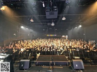 Nanjing
Nanjing vor wenigen Stunden! Großartige Menschen mit hervorragendem Musikgeschmack! 
Jetzt ist es 4:42 früh und wir sind bereits auf dem Weg zum Flughafen um heute Abend in Südchinas Guangzhou spielen zu können.
★★★
Nanjing a few hours ago! Great people with excellent taste in music!
It's now 4:42 in the morning and we're already on our way to the airport to play in Guangzhou in southern China tonight.
