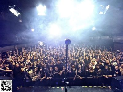 Beijing
Das war ein richtig schöner Tour-Auftakt. Ein vertrautes, wundervolles Wiedersehen nach 5 Jahren Pause!
Danke Peking! Jederzeit wieder!
★★★
That was a really great start into the tour. A familiar, wonderful reunion after a 5-years break!
Thank you Beijing! We come back anytime!

