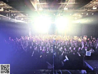 Tianjin
Seit 18 Jahren touren wir in China, aber in Tianjin haben wir bislang noch nie gespielt.
Schön, dass Lacrimosa auch hier ein Publikum hat! Und nicht nur irgend ein Publikum. Wie überall auf der Welt:
Das Lacrimosa Publikum ist das Beste!
★★★
We have been touring China for 18 years, but we have never played in Tianjin.
It's great that Lacrimosa has an audience here too! And not just any audience. Like everywhere else in the world:
The Lacrimosa audience is the best!
